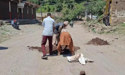 Mandi रोड पर गड्ढे भरने के लिए मिट्टी का इस्तेमाल किया जा रहा