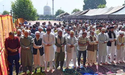Kashmir में ईद धार्मिक उत्साह के साथ मनाई गई Kashmir में ईद धार्मिक उत्साह के साथ मनाई गई