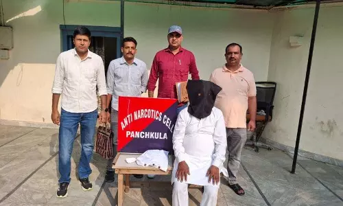 Chandigarh: एक किलो चरस के साथ व्यक्ति गिरफ्तार Chandigarh: एक किलो चरस के साथ व्यक्ति गिरफ्तार