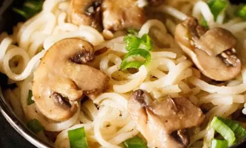 Mushroom Noodles:  बच्चों की सेहत को लेकर हैं चिंतित, तो उनके लिए बना सकते हैं ये हेल्दी डिश