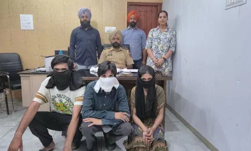Chandigarh: हनीट्रैप और जबरन वसूली के आरोप में लड़की समेत तीन लोग गिरफ्तार Chandigarh: हनीट्रैप और जबरन वसूली के आरोप में लड़की समेत तीन लोग गिरफ्तार