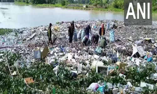 Bishnupur में बाढ़ के बाद के कचरे से निपटने के लिए अधिकारियों और निवासियों ने हाथ मिलाया