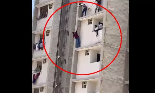 क्रिमिनल को पकड़ने पहुंची तो पुलिस से बचने हाई वोल्टेज ड्रामा किया...कड़ी मशक्कत का LIVE वीडियो