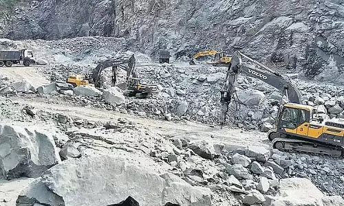 तमिलनाडु के मजदूर की मौत; शव जलाने की कोशिश में खदान मालिक गिरफ्तार तमिलनाडु के मजदूर की मौत; शव जलाने की कोशिश में खदान मालिक गिरफ्तार