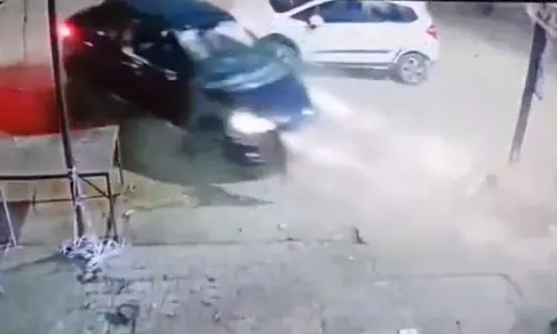 विंध्यवासिनी मंदिर के सामने कार का तांडव, वीडियो सामने आया
