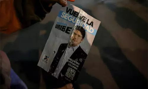 Colombian राष्ट्रपति पद की दौड़ में शामिल होने वाले मिगुएल उरीबे को तीन बार गोली मारी गई Colombian राष्ट्रपति पद की दौड़ में शामिल होने वाले मिगुएल उरीबे को तीन बार गोली मारी गई