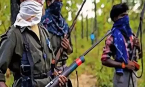 Telangana: मारे गए माओवादी के परिवार के सदस्यों ने शव की तलाश की