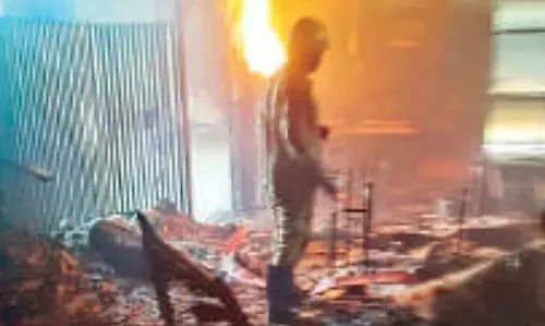 Indore : सेनेटरी शोरूम में आग लगने से लाखों का सेनेटरी सामान और एयर कूलर जलकर खाक