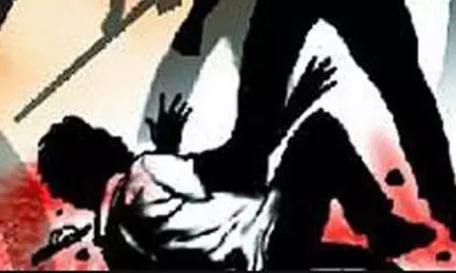 लड़कियों को अश्लील संदेश भेजने के आरोप में तीन लड़कों को खंभे से बांधकर बुरी तरह पीटा गया