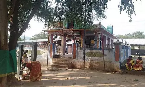 मंदिर में प्रवेश से इनकार; दलितों और ऊंची जातियों के बीच झड़प, एलेचकनहल्ली में स्थिति भयावह मंदिर में प्रवेश से इनकार; दलितों और ऊंची जातियों के बीच झड़प, एलेचकनहल्ली में स्थिति भयावह