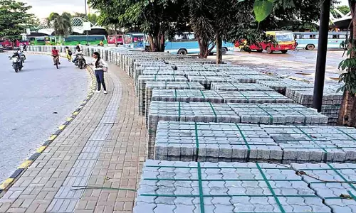 हब सोसाइटी के विशाल कार्यालय में प्रवेश करते ही खाली सीटें और केबिन देते हैं दिखाई