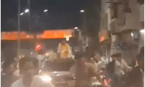 युवक को जमानत पर रिहा करने का आदेश मिला तो सड़क पर शक्ति प्रदर्शन, फिर गिरफ्तार युवक को जमानत पर रिहा करने का आदेश मिला तो सड़क पर शक्ति प्रदर्शन, फिर गिरफ्तार