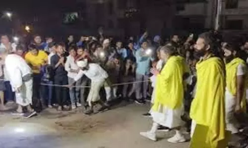 Up News:  प्रेमानंद महाराज के दर्शन को उमड़ी भारी भीड़,रोकी गई पदयात्रा