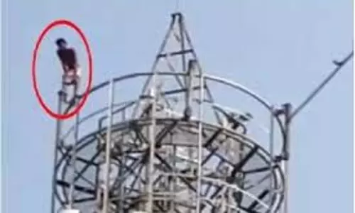 Jharkhand: मोबाइल टावर पर चढ़ा युवक घंटों चलता रहा हाई वोल्टेज ड्रामा Jharkhand: मोबाइल टावर पर चढ़ा युवक घंटों चलता रहा हाई वोल्टेज ड्रामा