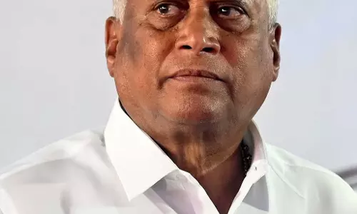 दयानंद एक कुशल अधिकारी हैं, उनका निलंबन उचित नहीं: V. Somanna दयानंद एक कुशल अधिकारी हैं, उनका निलंबन उचित नहीं: V. Somanna