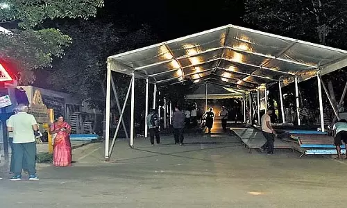 निजी कार्यक्रम के लिए सड़क अवरुद्ध: मल्लेश्वरम निवासियों ने किया विरोध प्रदर्शन निजी कार्यक्रम के लिए सड़क अवरुद्ध: मल्लेश्वरम निवासियों ने किया विरोध प्रदर्शन