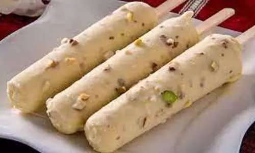 Recipe: गर्मियों में घर पर बनाएं ठंडी गुलाब और दूध वाली कुल्फी