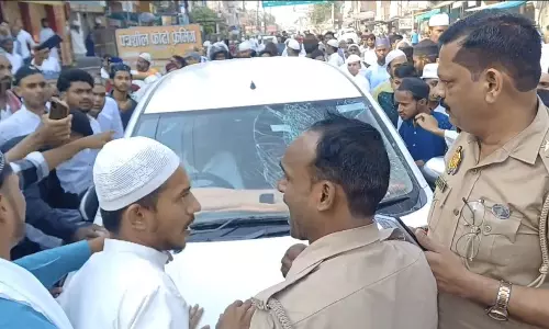 Chandauli: बकरीद की नमाज के दौरान नमाजी की कार का शीशा तोड़ा Chandauli: बकरीद की नमाज के दौरान नमाजी की कार का शीशा तोड़ा