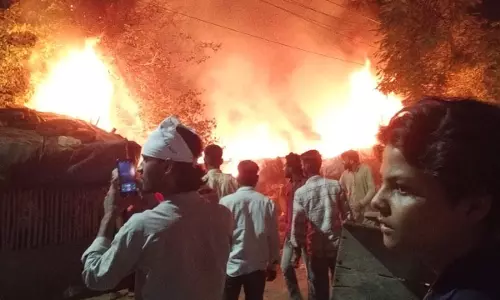 Prayagraj: करेली में भीषण आग, रसूलपुर कब्रिस्तान के पास झुग्गियां जलकर राख