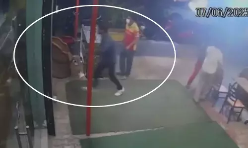 रेस्टोरेंट में तोड़फोड़ का LIVE वीडियो, तांडव से डरे महिलाएं और बच्चे रेस्टोरेंट में तोड़फोड़ का LIVE वीडियो, तांडव से डरे महिलाएं और बच्चे