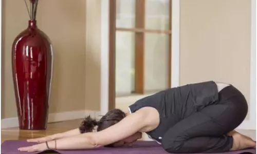 Yoga: काम के तनाव के कारण मन की एकाग्रता कम हो रही है तो नियमित करें बालासन Yoga: काम के तनाव के कारण मन की एकाग्रता कम हो रही है तो नियमित करें बालासन