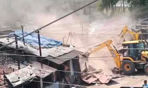 क्लब संचालक ने किया अतिक्रमण, चला बुलडोजर