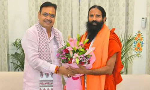 राजस्थान सीएम ने Jaipur में योग गुरु बाबा रामदेव से मुलाकात की राजस्थान सीएम ने Jaipur में योग गुरु बाबा रामदेव से मुलाकात की