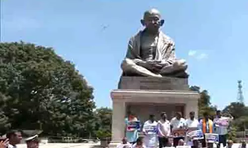 कर्नाटक बीजेपी नेताओं ने बेंगलुरु में विधान सौध में भगदड़ का किया विरोध