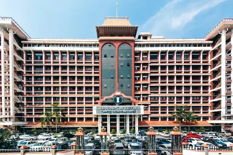Kerala उच्च न्यायालय ने विदेश से शिक्षा प्राप्त चिकित्सकों के लिए इंटर्नशिप शुल्क रद्द