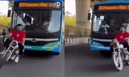 Delhi : बस के सामने स्टंट पुलिस ने बाइक को कबाड़खाने में भेजा Delhi : बस के सामने स्टंट पुलिस ने बाइक को कबाड़खाने में भेजा