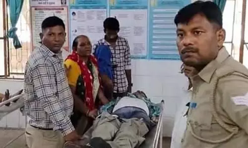 पिकअप और कार की जोरदार भिड़ंत, 18 घायल, रिटायर्ड रेलकर्मी की मौत