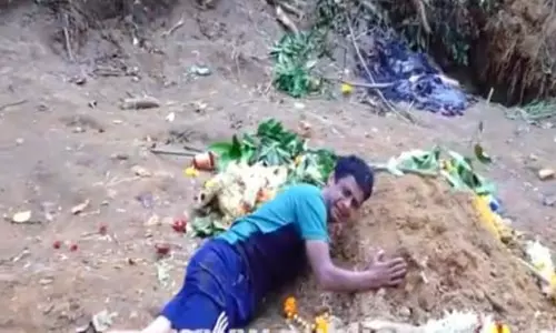 बेंगलुरु भगदड़ में 21 वर्षीय बेटे की मौत, कब्र पर पिता का आंसू भरा बयान