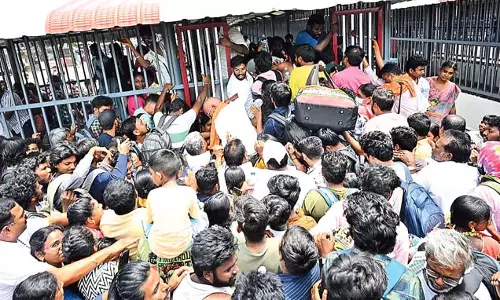 Tirumala : सर्व दर्शन टोकन के लिए श्रद्धालुओं की दुर्दशा Tirumala : सर्व दर्शन टोकन के लिए श्रद्धालुओं की दुर्दशा