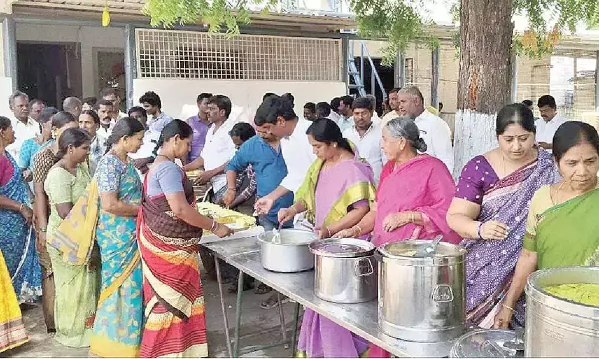 Andhra: विधायक सुनीता ने अपने पिता को उनकी जयंती पर श्रद्धांजलि अर्पित की