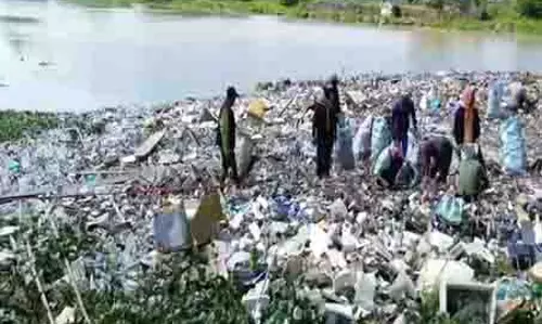 Bishnupur में बाढ़ के बाद की बर्बादी से निपटने के लिए अधिकारी और स्थानीय लोग साथ आए Bishnupur में बाढ़ के बाद की बर्बादी से निपटने के लिए अधिकारी और स्थानीय लोग साथ आए
