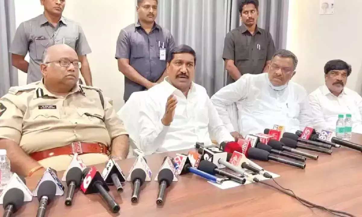 Andhra: मंत्री ने डोन में पुलिस उप-विभाग कार्यालय का उद्घाटन किया Andhra: मंत्री ने डोन में पुलिस उप-विभाग कार्यालय का उद्घाटन किया