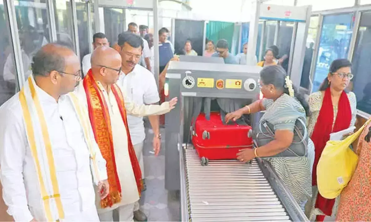 Andhra: ईओ ने अलीपीरी चेक पोस्ट का निरीक्षण किया Andhra: ईओ ने अलीपीरी चेक पोस्ट का निरीक्षण किया