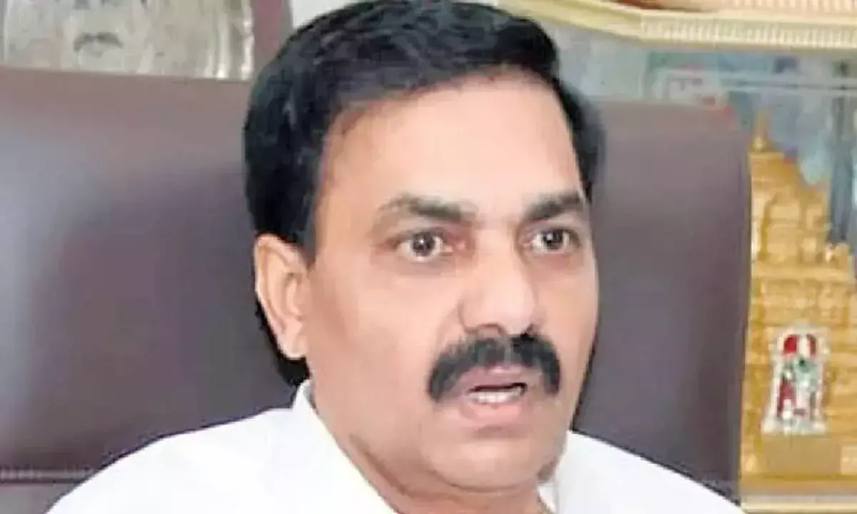 Andhra: क्वार्ट्ज़ खनन में कथित संलिप्तता को लेकर पुलिस ने काकानी से पूछताछ की Andhra: क्वार्ट्ज़ खनन में कथित संलिप्तता को लेकर पुलिस ने काकानी से पूछताछ की