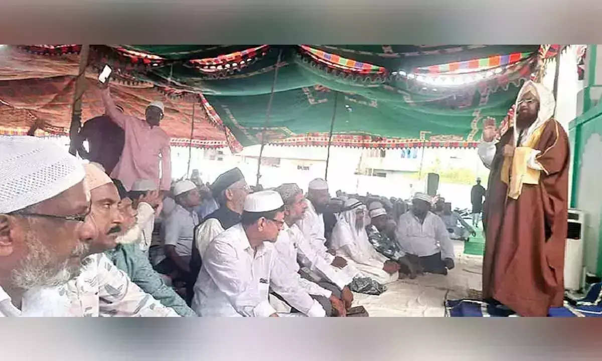Andhra: ईदगाह मैदान में बकरीद की नमाज हुई Andhra: ईदगाह मैदान में बकरीद की नमाज हुई