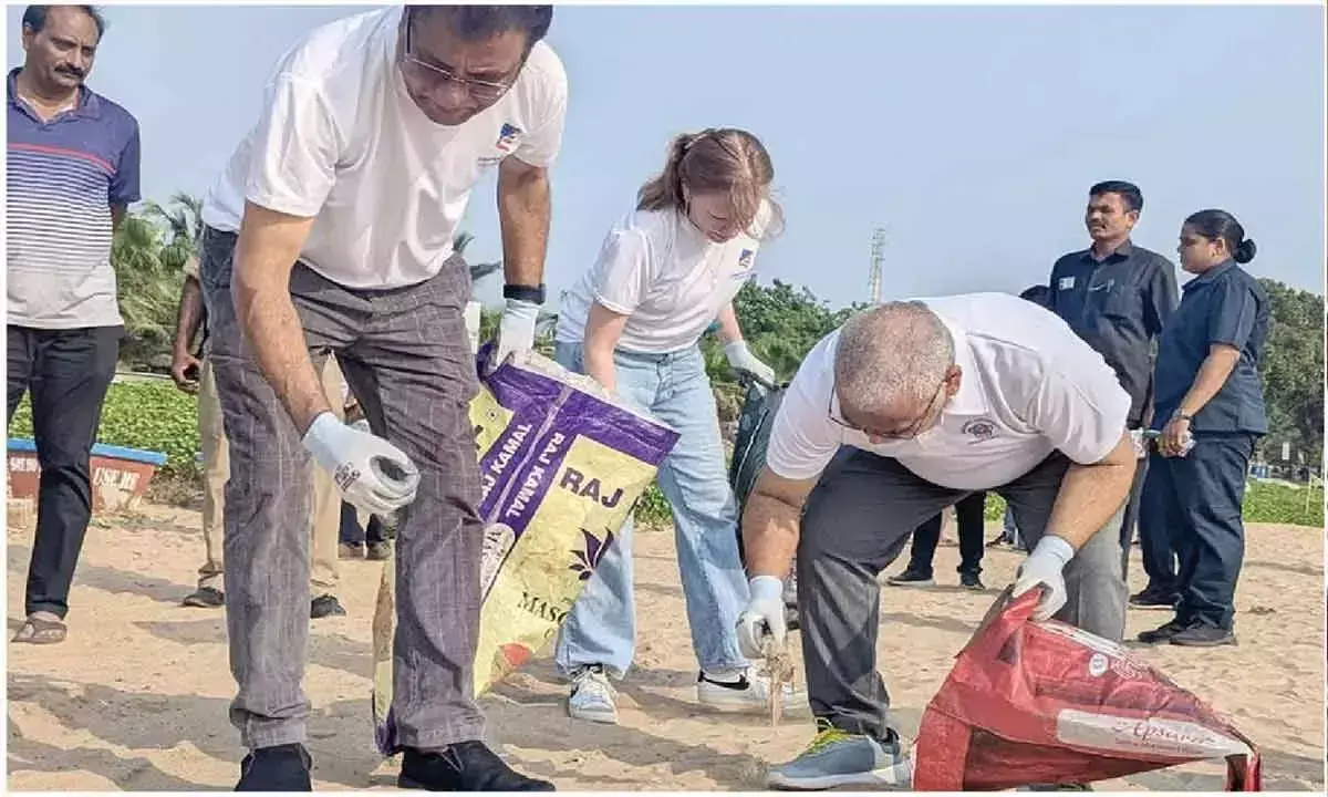‘शहर को साफ रखने के लिए स्वयंसेवा महत्वपूर्ण है’: अमेरिकी महावाणिज्यदूत ‘शहर को साफ रखने के लिए स्वयंसेवा महत्वपूर्ण है’: अमेरिकी महावाणिज्यदूत