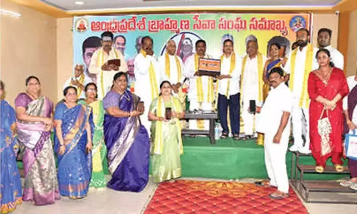 Andhra: एपी ब्राह्मण निगम के लिए अध्यक्ष और निकाय की नियुक्ति की मांग Andhra: एपी ब्राह्मण निगम के लिए अध्यक्ष और निकाय की नियुक्ति की मांग