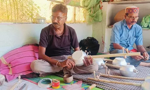 आदिवासी अंचल के कलाकार आकार दे रहे परंपरागत और दुर्लभ लोक वाद्यों को आदिवासी अंचल के कलाकार आकार दे रहे परंपरागत और दुर्लभ लोक वाद्यों को