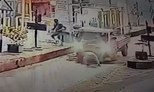 Maharashtra: चंद्रपुर में पिकअप वैन ड्राइवर ने टोल कर्मचारी को कुचल दिया Maharashtra: चंद्रपुर में पिकअप वैन ड्राइवर ने टोल कर्मचारी को कुचल दिया