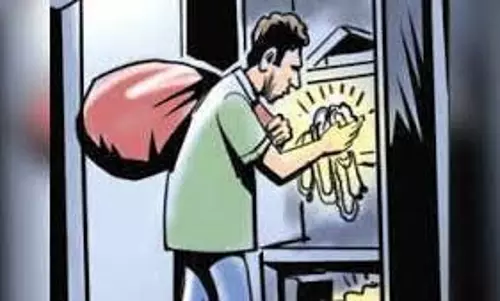 घर सूना देख चोरों ने उड़ाए लाखों के गहने और नकदी