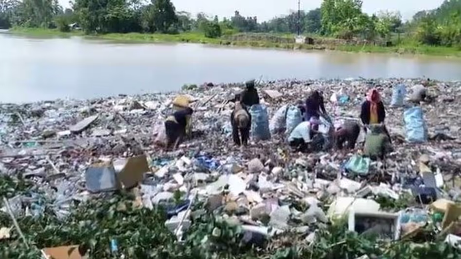 Manipur :  इथाई बैराज समुदायों ने बाढ़ के बाद बड़े पैमाने पर प्लास्टिक कचरा साफ किया