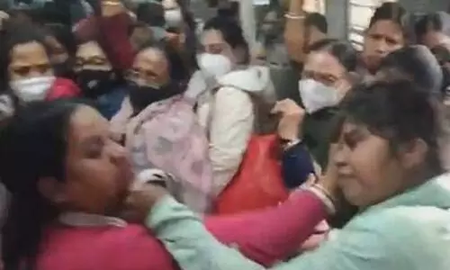 कार टकराने पर बवाल, महिलाओं ने घर में घुसकर की मारपीट