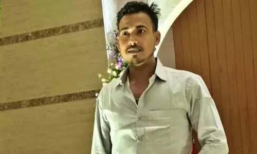 हैदराबाद से लौटा युवक, घर के बाहर मिला शव,  परिजनों ने किया सड़क जाम