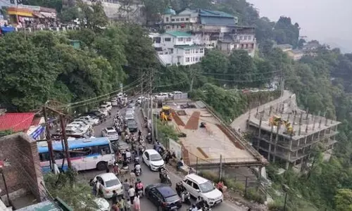 Mussoorie : ट्रैफिक जाम, पर्यटकों और स्थानीय लोगों को घंटों देरी Mussoorie : ट्रैफिक जाम, पर्यटकों और स्थानीय लोगों को घंटों देरी