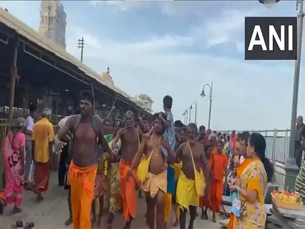 Thoothukudi में वैकासी विसाकम मनाने के लिए बड़ी संख्या में श्रद्धालु जुटे Thoothukudi में वैकासी विसाकम मनाने के लिए बड़ी संख्या में श्रद्धालु जुटे