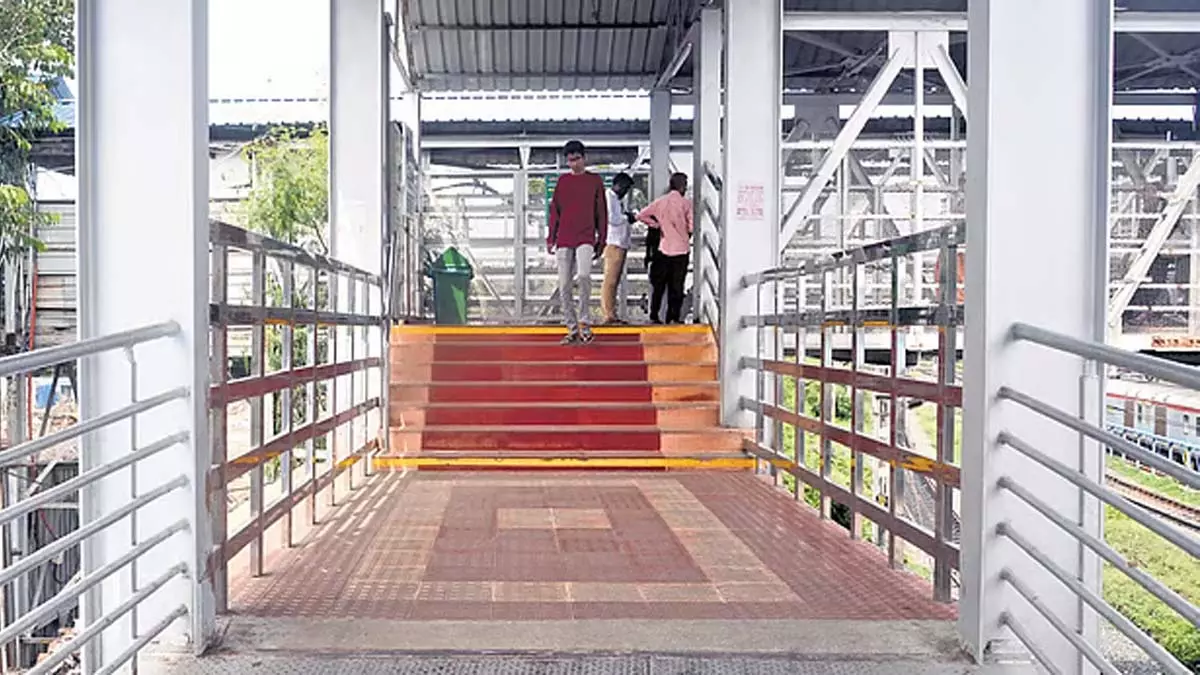 एगमोर रेलवे स्टेशन पर विकलांग लोगों के लिए सुविधाओं की कमी एगमोर रेलवे स्टेशन पर विकलांग लोगों के लिए सुविधाओं की कमी